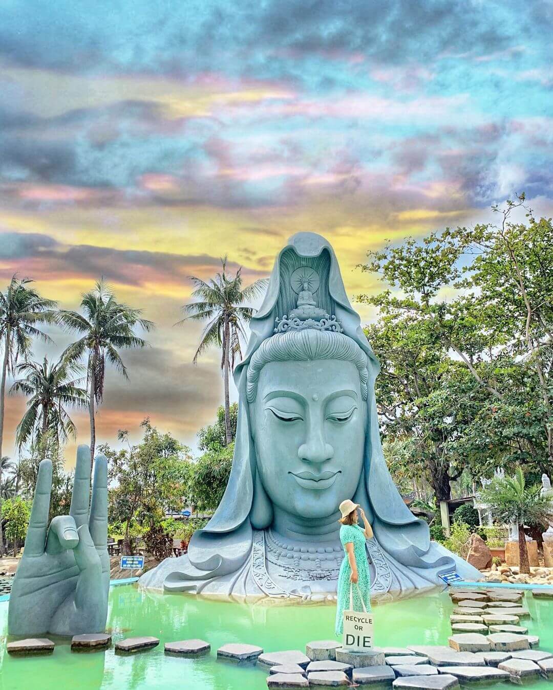 Hồ Quan Âm vô cực tại Chùa Thanh Lương