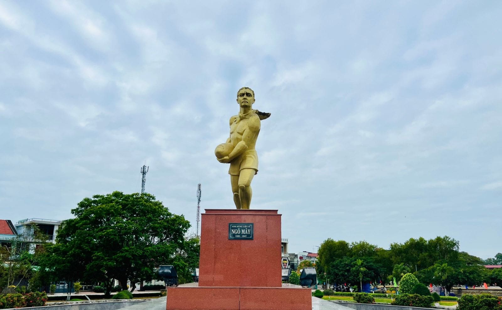Quý Khách sẽ thăm tượng đài Ngô Mây