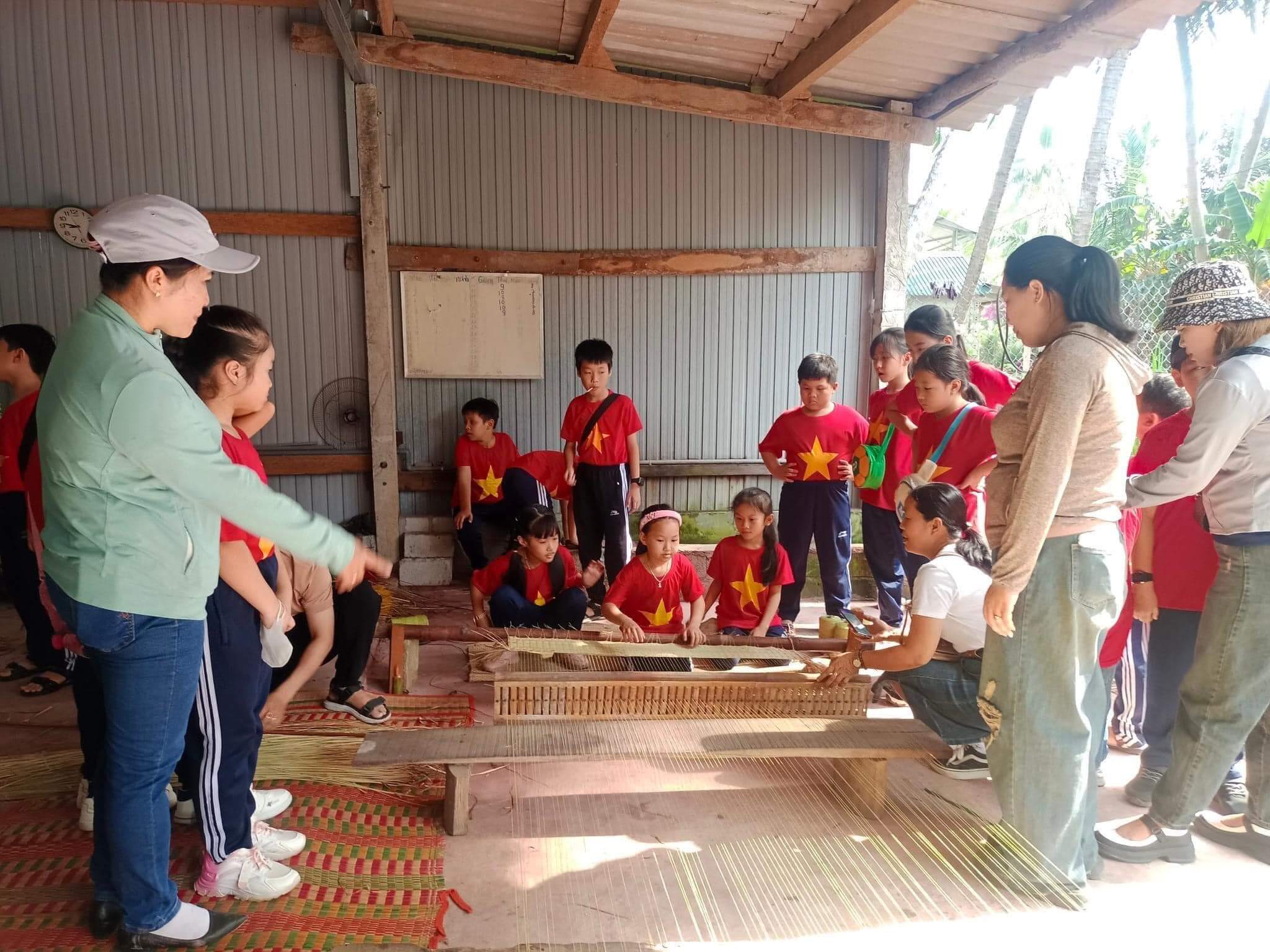 Tận mắt chứng kiến quy trình làm chiếu