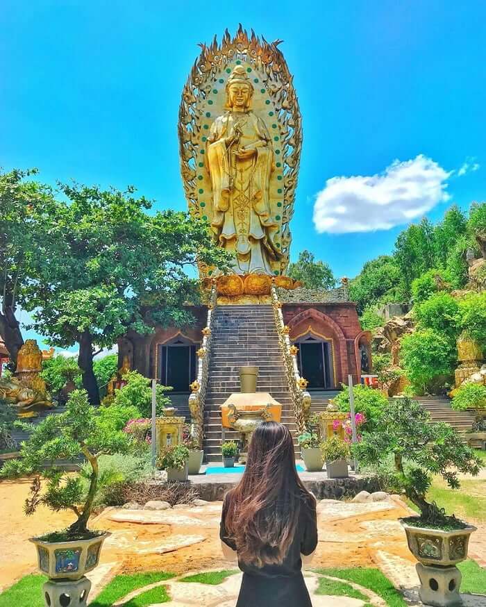 Tham quan ngôi chùa bên sườn Eo Gió