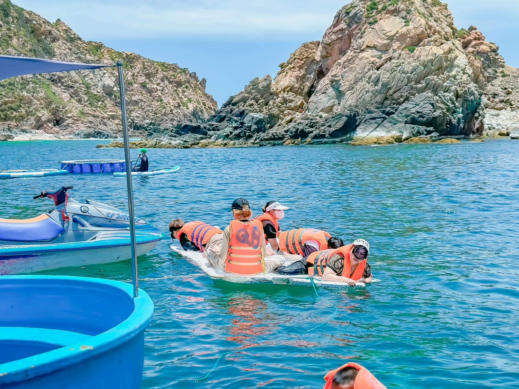 Lặn ngắm san hô tại bãi tắm Kỳ Co