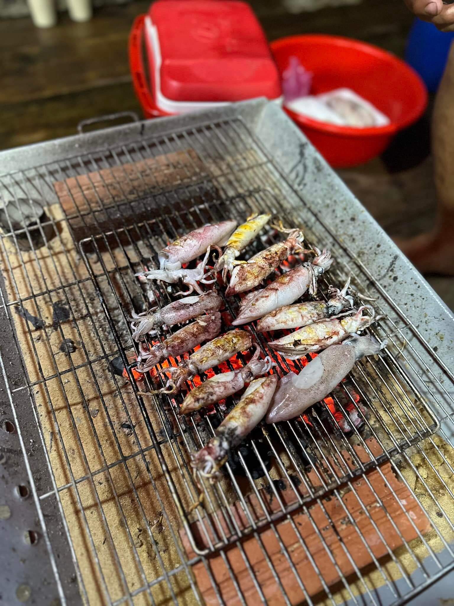 Thưởng thức thành quả sau khi câu mực
