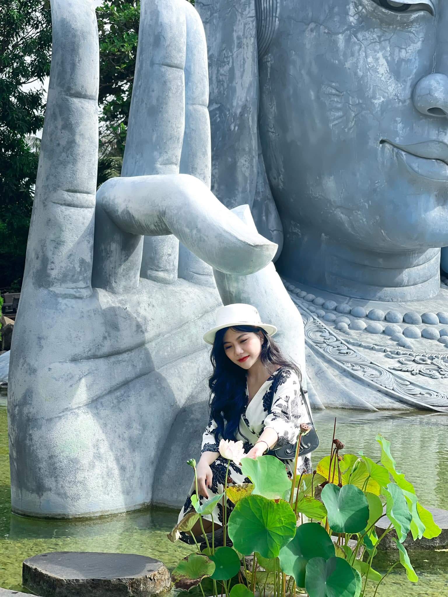 Check in tại hồ nước vô cực tại Chùa Thanh Lương