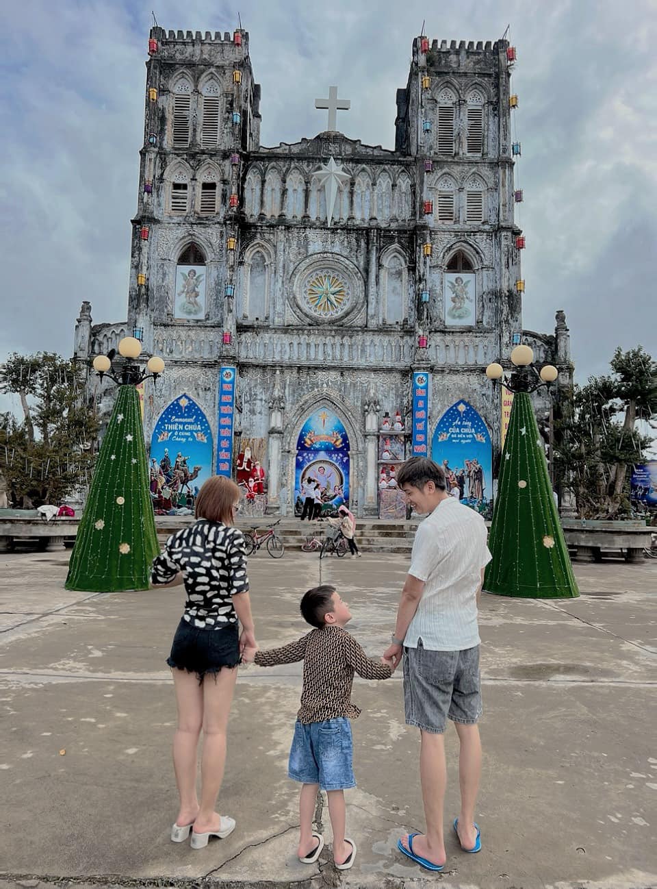 Không gian nhà thờ dịp giáng sinh
